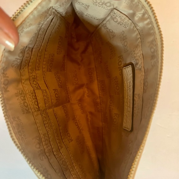 Micheal Kors pebbled leather wristlet - Picture 4 of 6